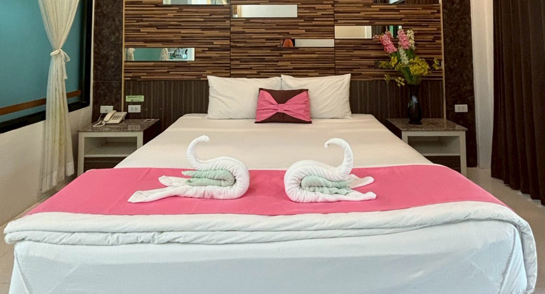 STANDARD ROOM: ห้องพักมาตราฐานที่สะอาดถูกหลักสุขอนามัยภายใต้มาตราฐาน SHA มีให้เลือกทั้งแบบเตียงเดียวและเตียงคู่ STANDARD ROOM: ห้องพักมาตราฐานที่สะอาดถูกหลักสุขอนามัยภายใต้มาตราฐาน SHA มีให้เลือกทั้งแบบเตียงเดียวและเตียงคู่